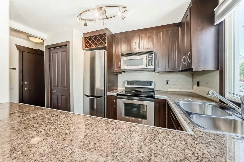 2417 17 Street SW Calgary AB T2T 4M9