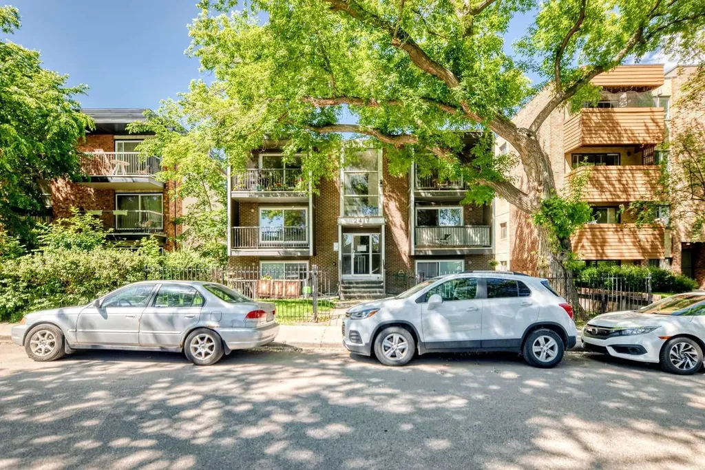 2417 17 Street SW Calgary AB T2T 4M9