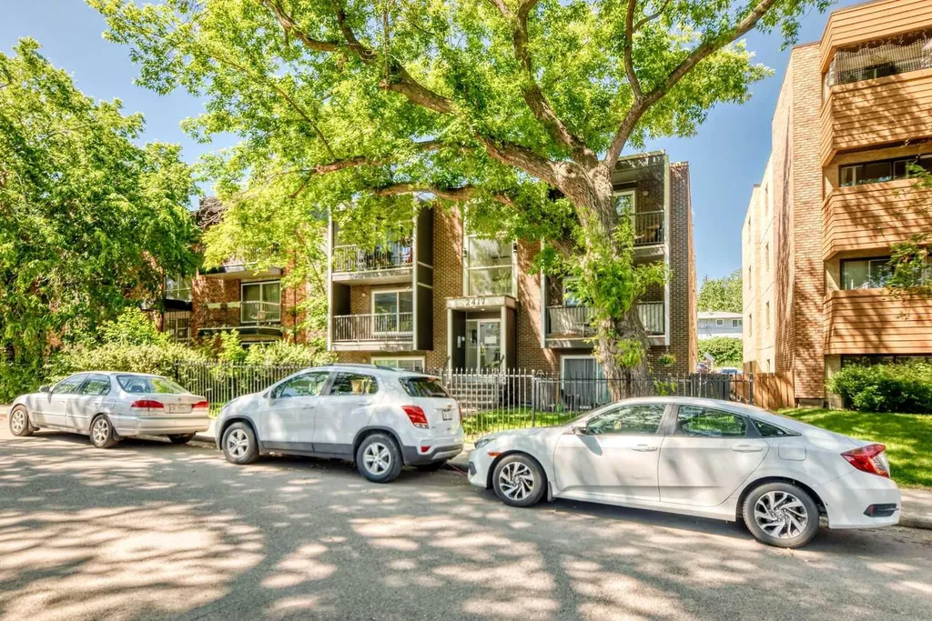 2417 17 Street SW Calgary AB T2T 4M9