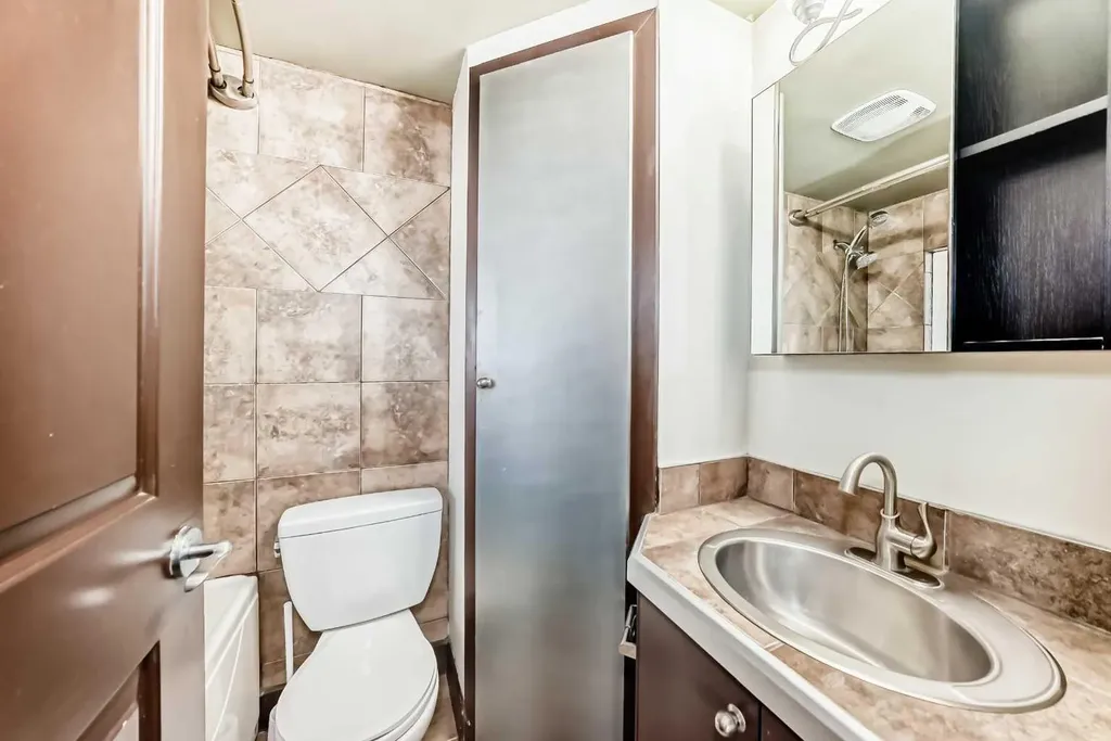 2417 17 Street SW Calgary AB T2T 4M9