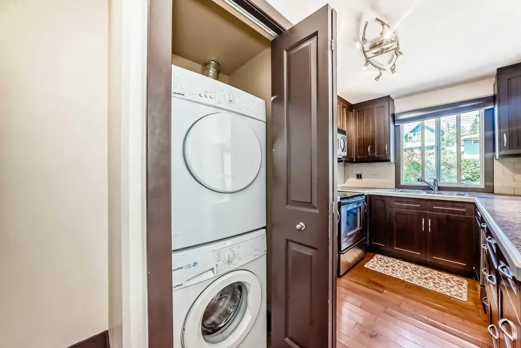 2417 17 Street SW Calgary AB T2T 4M9