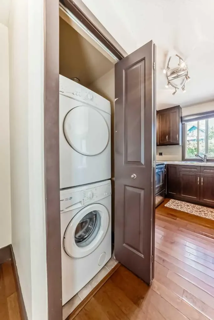 2417 17 Street SW Calgary AB T2T 4M9