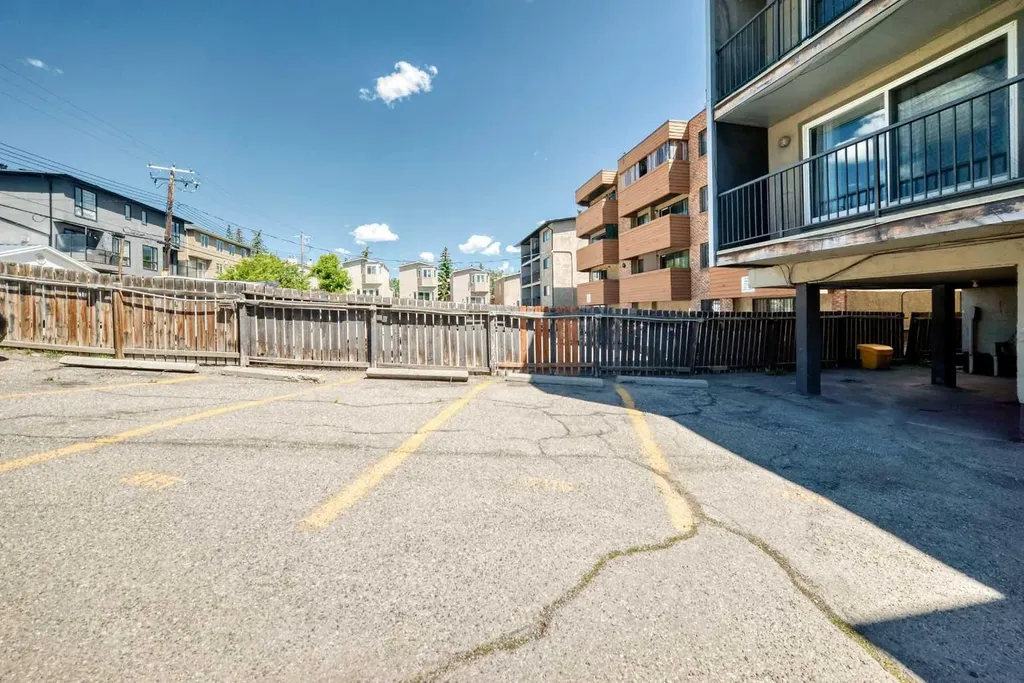 2417 17 Street SW Calgary AB T2T 4M9
