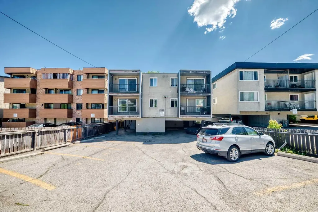 2417 17 Street SW Calgary AB T2T 4M9