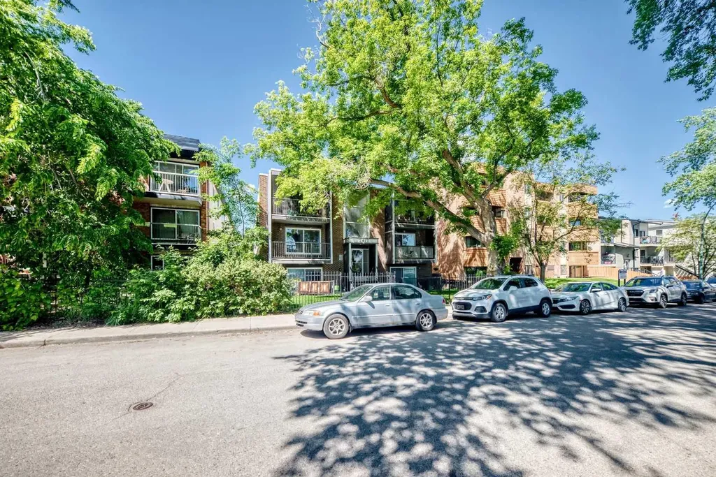 2417 17 Street SW Calgary AB T2T 4M9