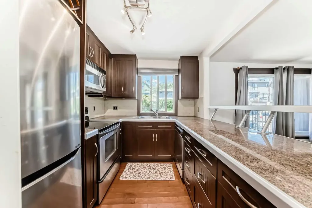 2417 17 Street SW Calgary AB T2T 4M9
