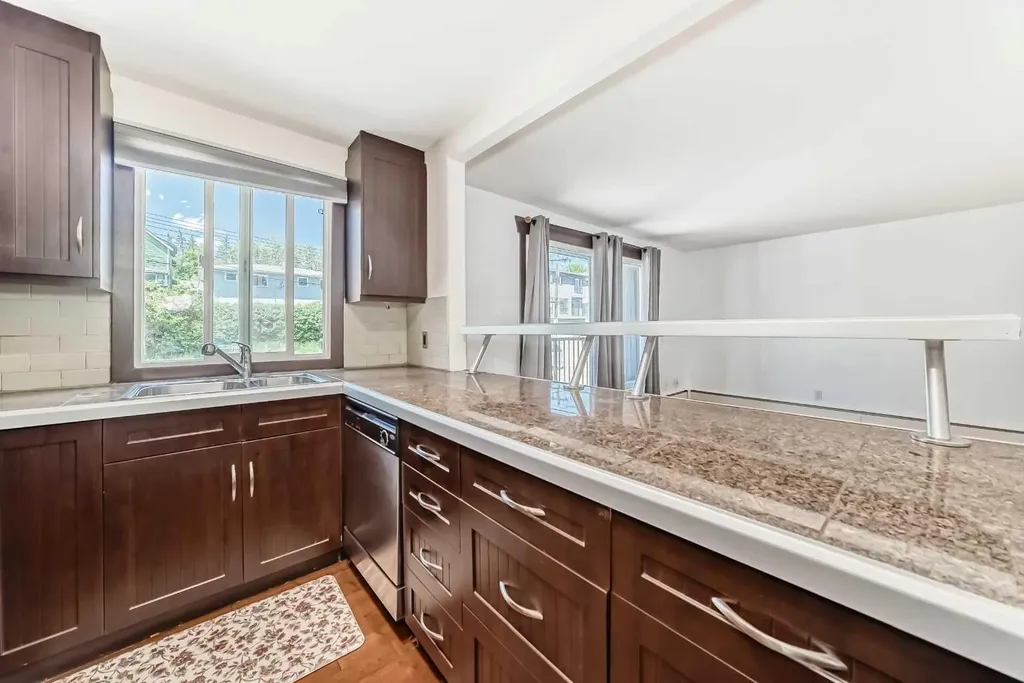 2417 17 Street SW Calgary AB T2T 4M9