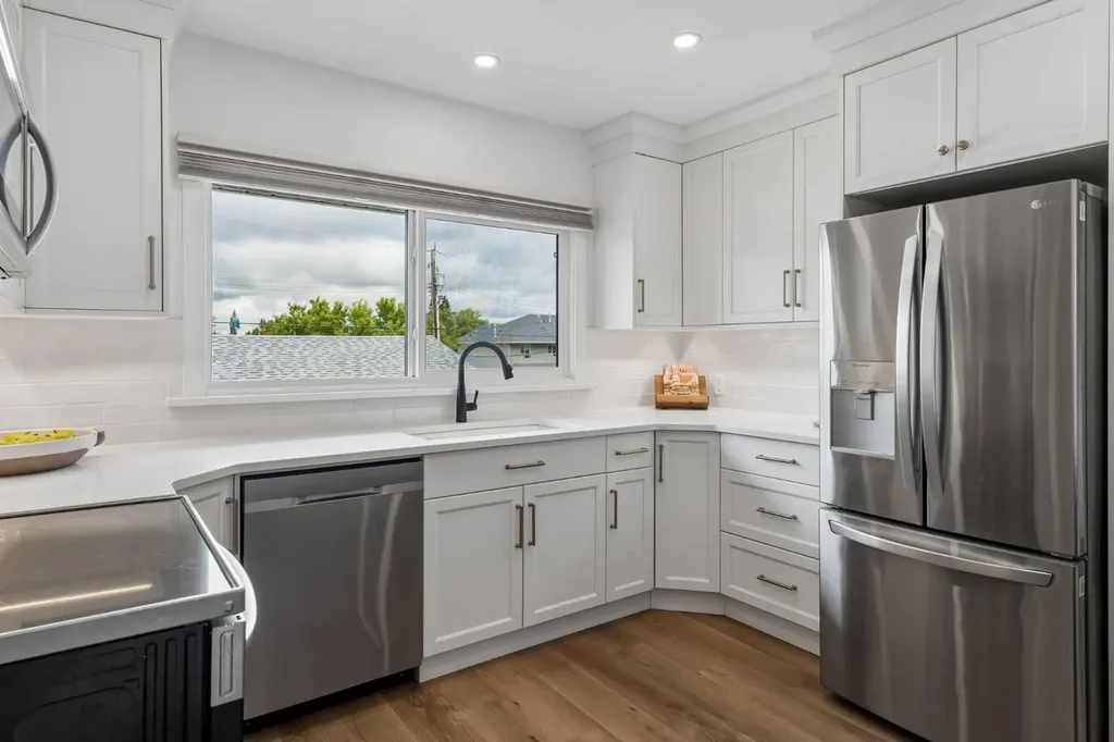5020 47a Avenue Sylvan Lake AB T4S 1G8