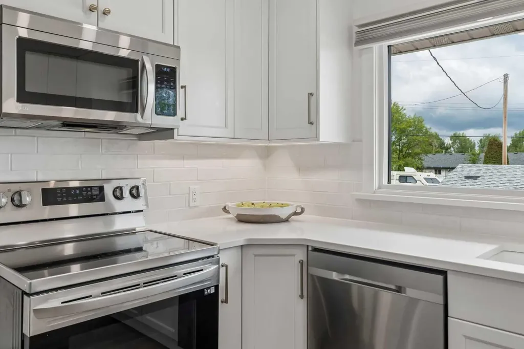 5020 47a Avenue Sylvan Lake AB T4S 1G8