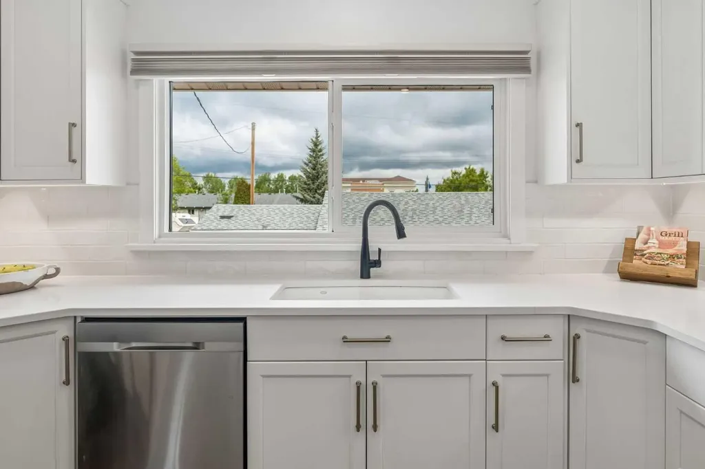 5020 47a Avenue Sylvan Lake AB T4S 1G8