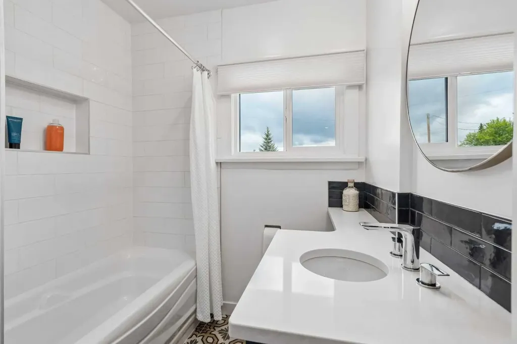 5020 47a Avenue Sylvan Lake AB T4S 1G8