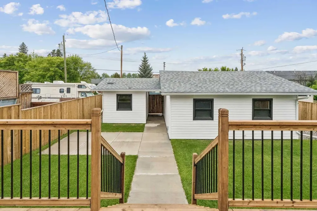 5020 47a Avenue Sylvan Lake AB T4S 1G8