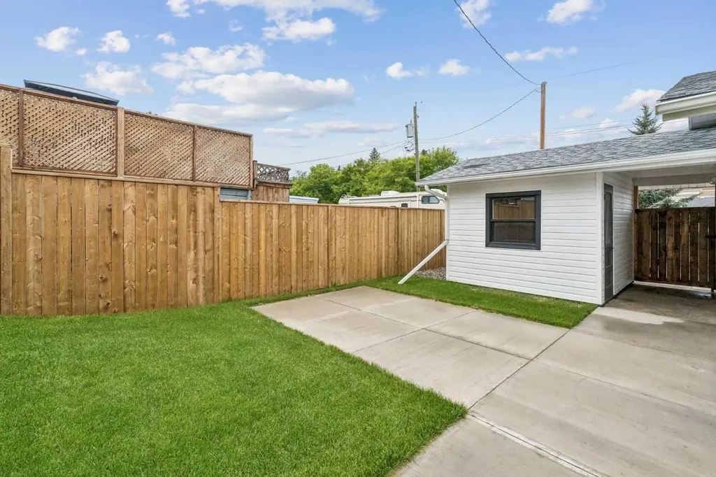 5020 47a Avenue Sylvan Lake AB T4S 1G8