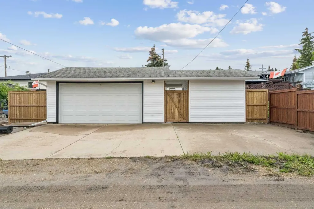 5020 47a Avenue Sylvan Lake AB T4S 1G8