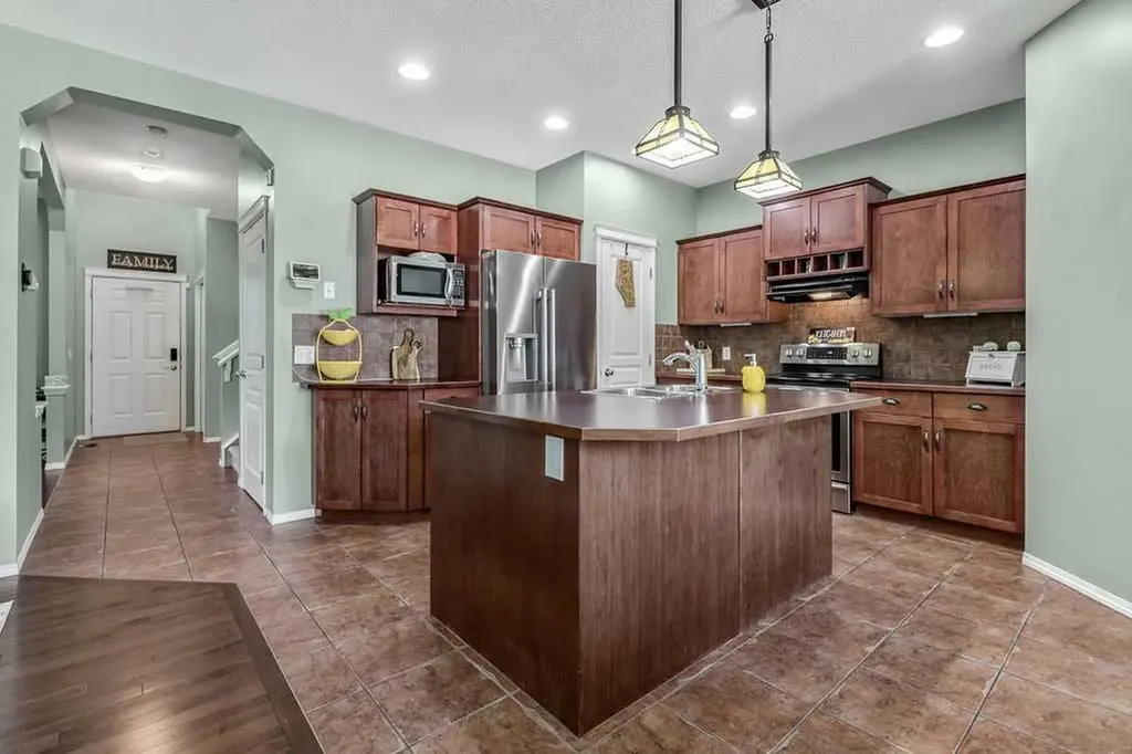 142 Elgin View SE Calgary AB T2Z 4N2