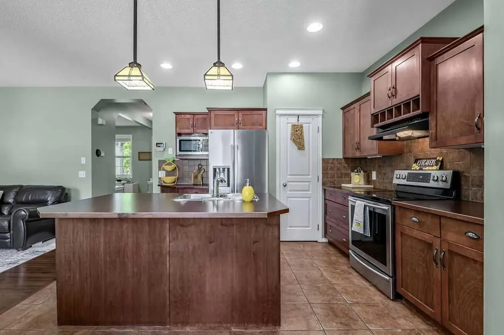 142 Elgin View SE Calgary AB T2Z 4N2
