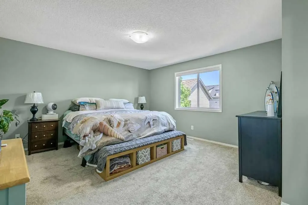 142 Elgin View SE Calgary AB T2Z 4N2
