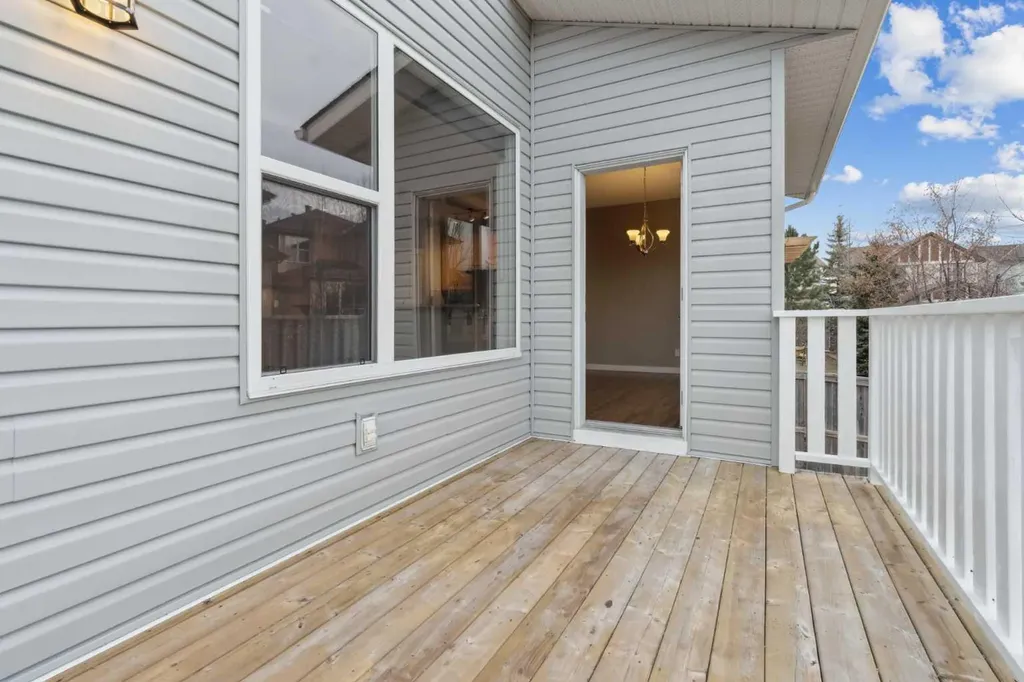 327 Panamount Point NW Calgary AB T3K 0H6