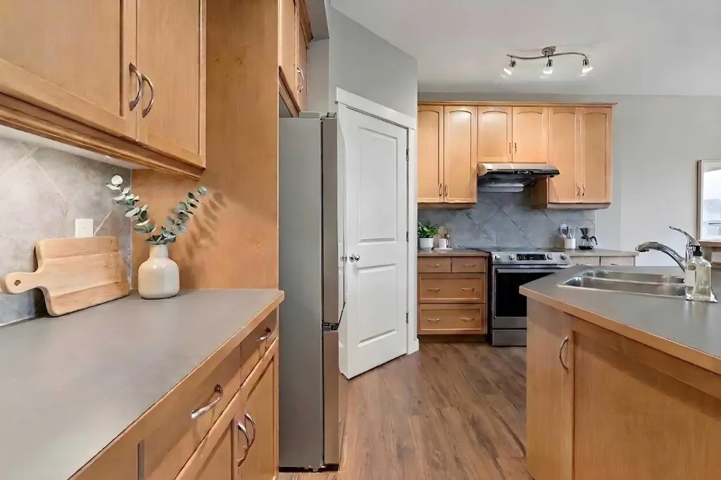 327 Panamount Point NW Calgary AB T3K 0H6