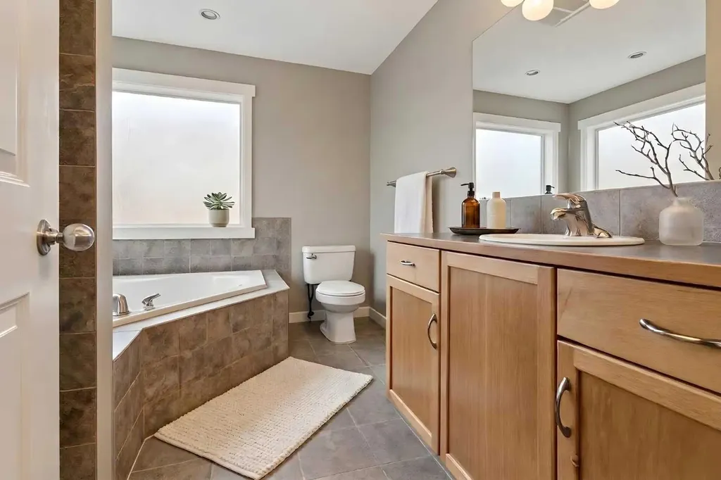 327 Panamount Point NW Calgary AB T3K 0H6