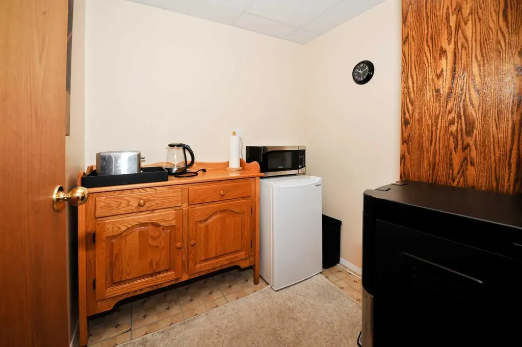 6219 54 Avenue Camrose AB T4V 4H5