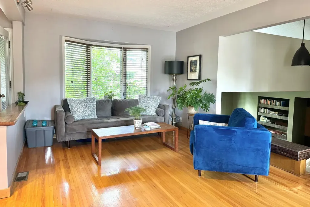 2440 22 Street NW Calgary AB T2M 3W6