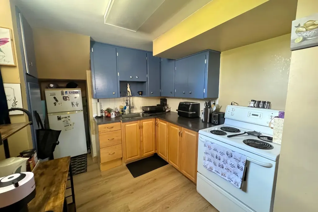 2440 22 Street NW Calgary AB T2M 3W6