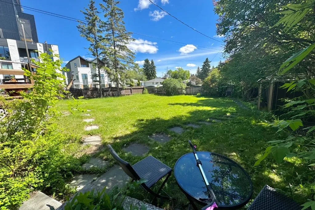 2440 22 Street NW Calgary AB T2M 3W6