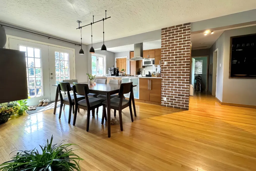 2440 22 Street NW Calgary AB T2M 3W6