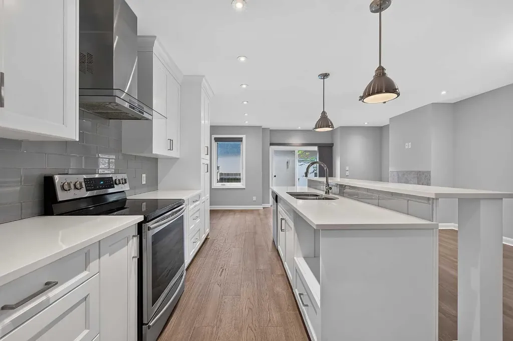 530 56 Avenue SW Calgary AB T2V 0G7