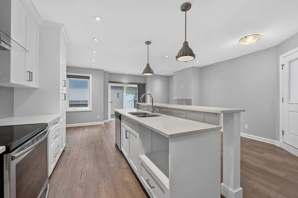 530 56 Avenue SW Calgary AB T2V 0G7