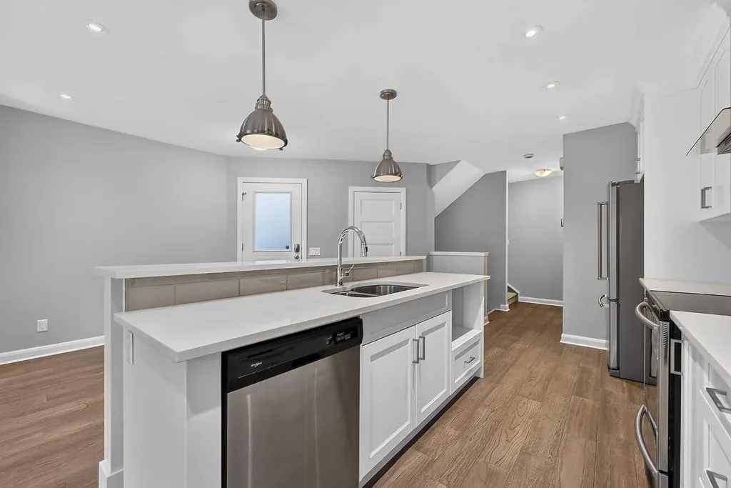 530 56 Avenue SW Calgary AB T2V 0G7