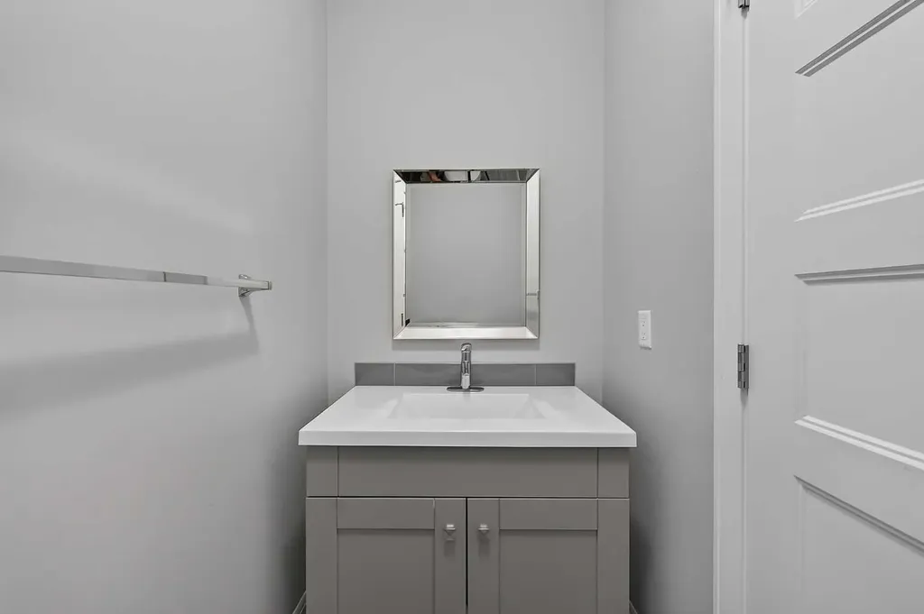530 56 Avenue SW Calgary AB T2V 0G7
