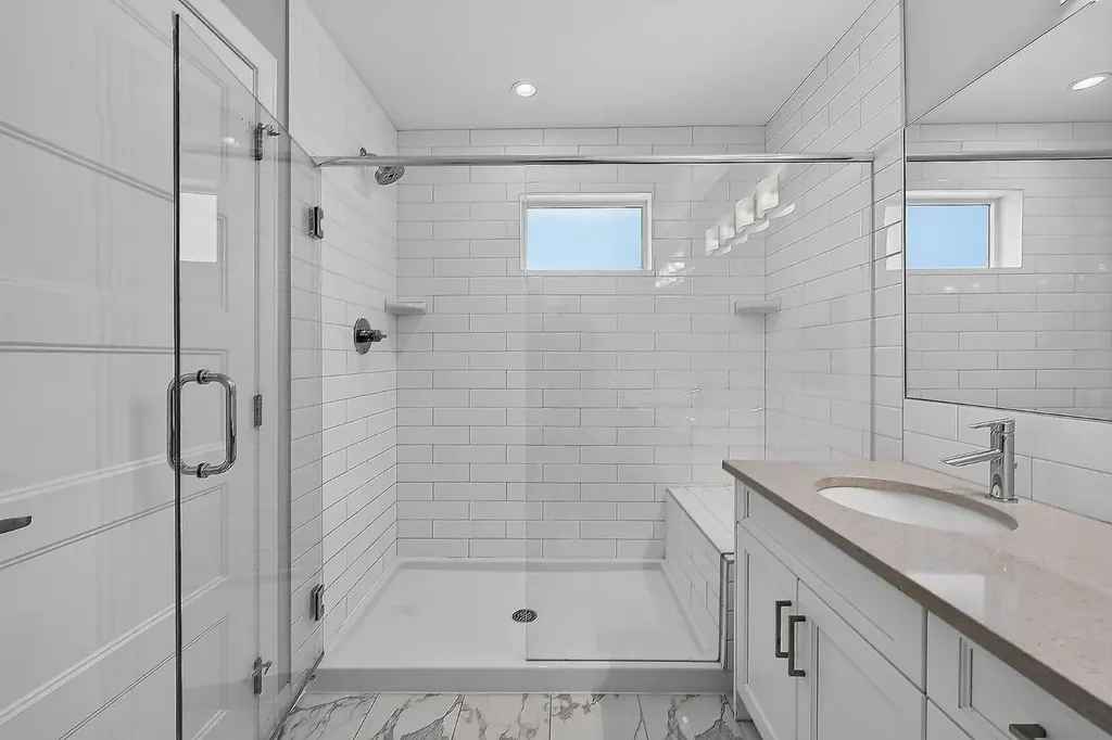530 56 Avenue SW Calgary AB T2V 0G7