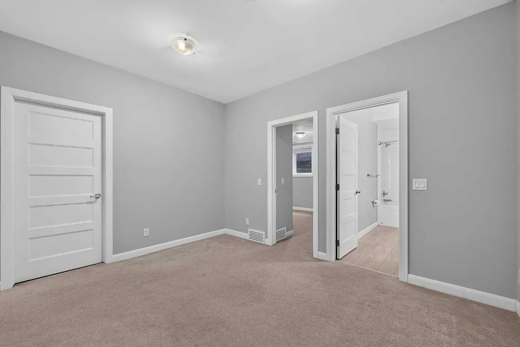 530 56 Avenue SW Calgary AB T2V 0G7