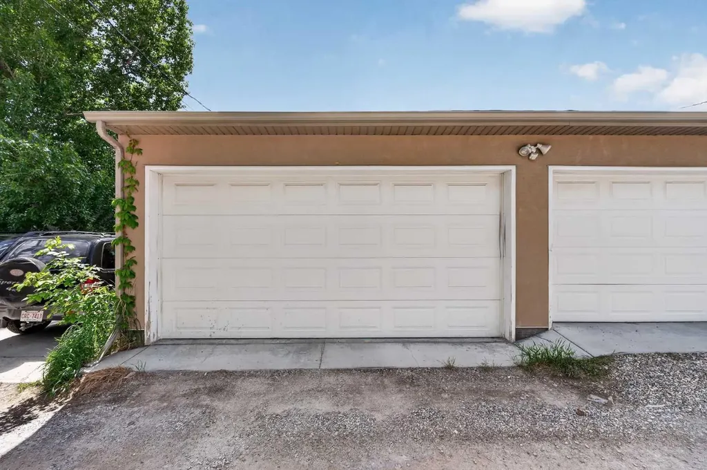 530 56 Avenue SW Calgary AB T2V 0G7