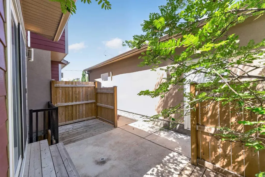 530 56 Avenue SW Calgary AB T2V 0G7