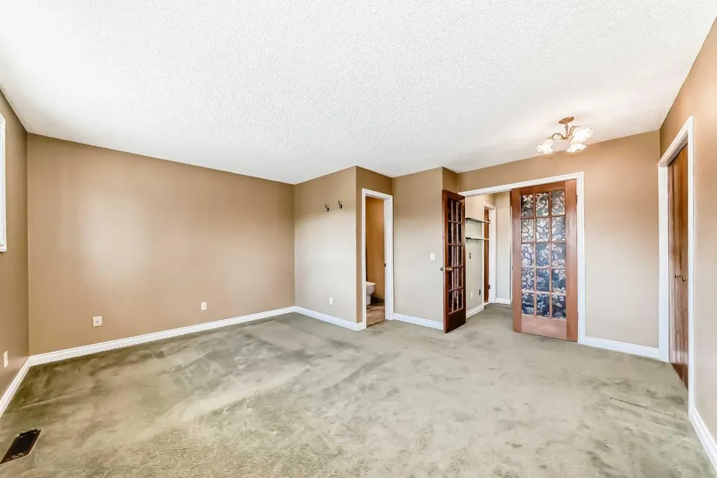 55 Woodstock Way SW Calgary AB T2W5X3
