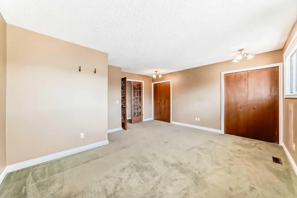 55 Woodstock Way SW Calgary AB T2W5X3