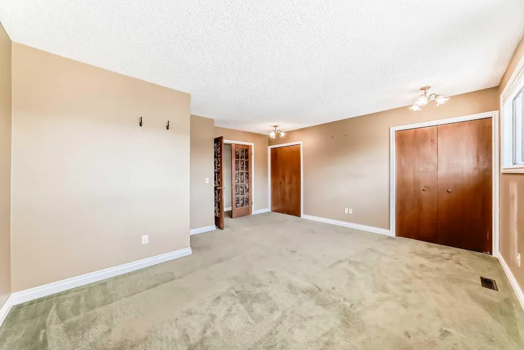 55 Woodstock Way SW Calgary AB T2W5X3