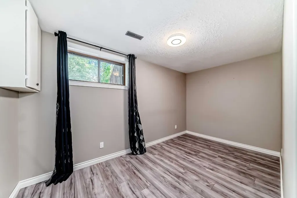 55 Woodstock Way SW Calgary AB T2W5X3