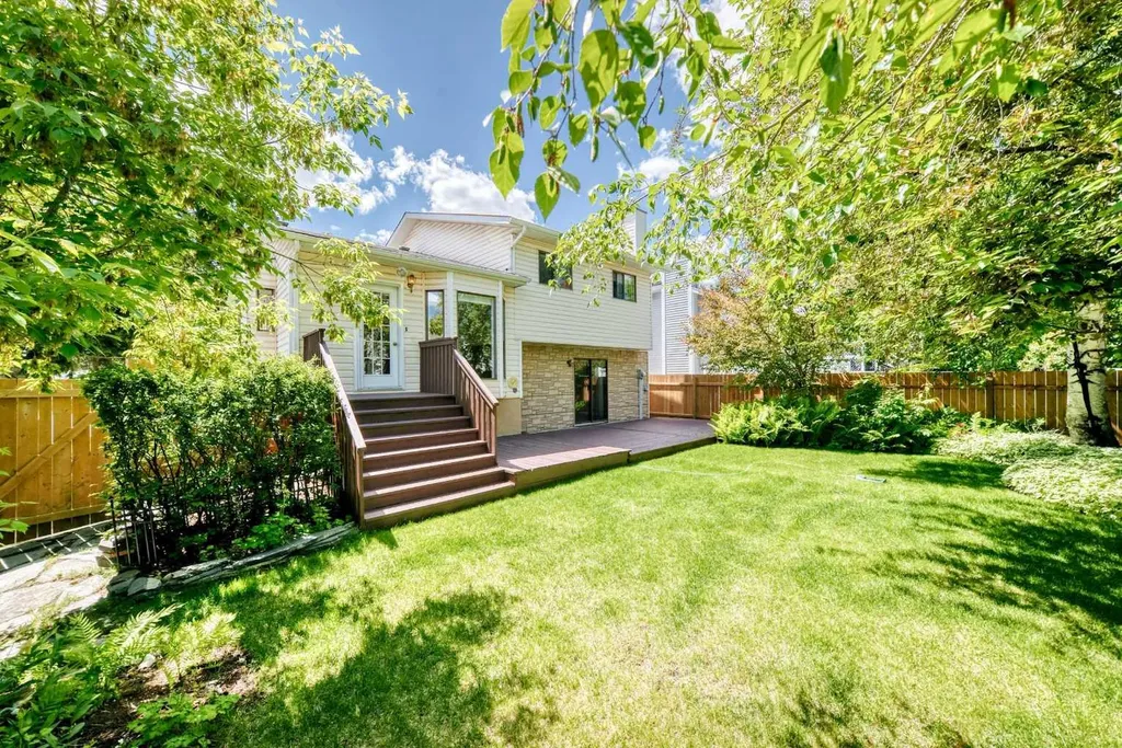 55 Woodstock Way SW Calgary AB T2W5X3