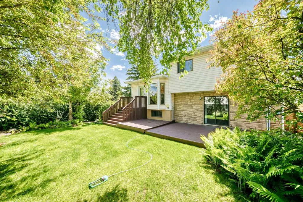 55 Woodstock Way SW Calgary AB T2W5X3