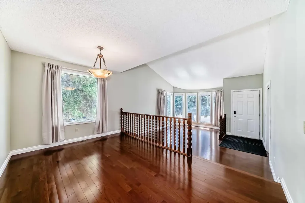 55 Woodstock Way SW Calgary AB T2W5X3