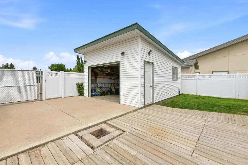 5124 53 Street Lacombe AB T4L 1J7