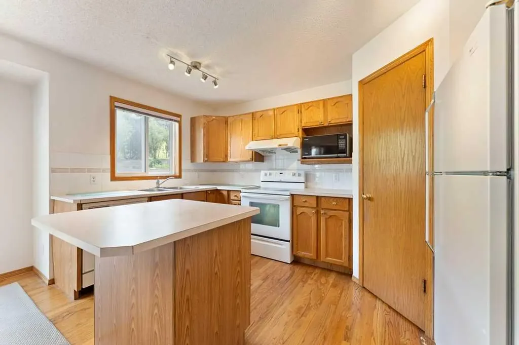 62 Edgebrook Heights NW Calgary AB T3A 5M5