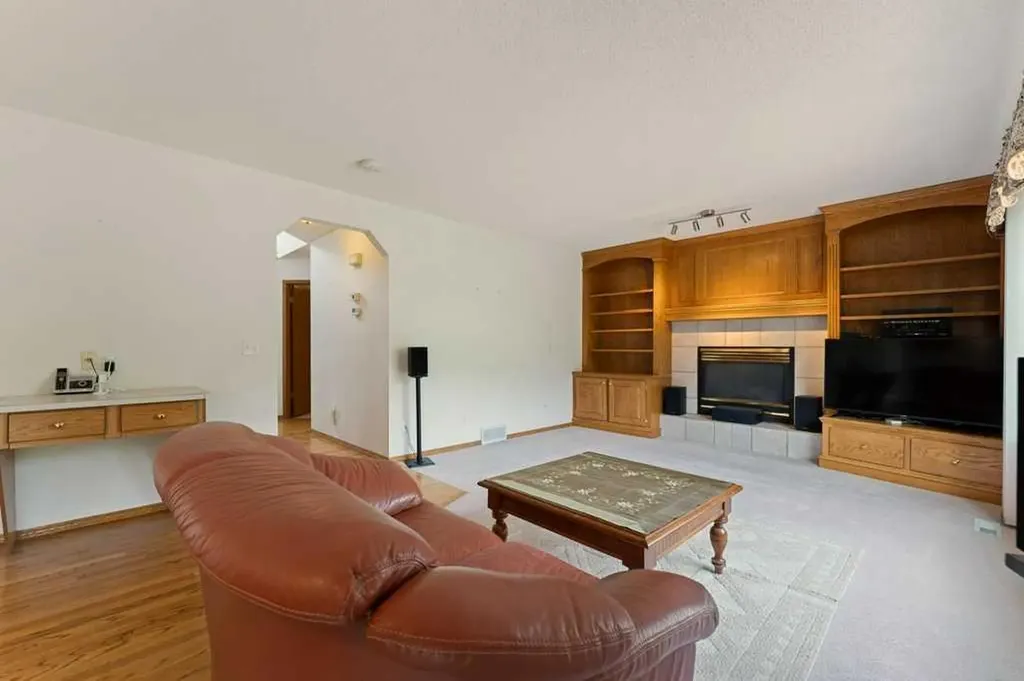 62 Edgebrook Heights NW Calgary AB T3A 5M5
