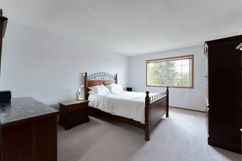 62 Edgebrook Heights NW Calgary AB T3A 5M5