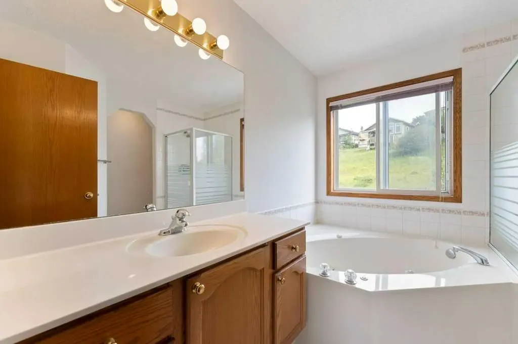 62 Edgebrook Heights NW Calgary AB T3A 5M5