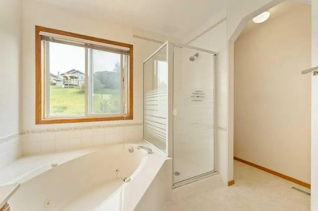 62 Edgebrook Heights NW Calgary AB T3A 5M5